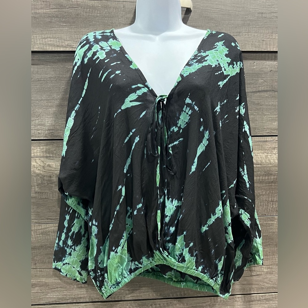 Elan: Women’s Long Sleeve Top
Open front with string tie